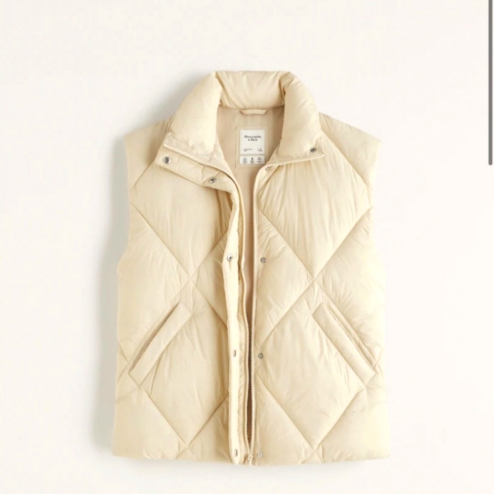 A&F oversized quilted vest in cream